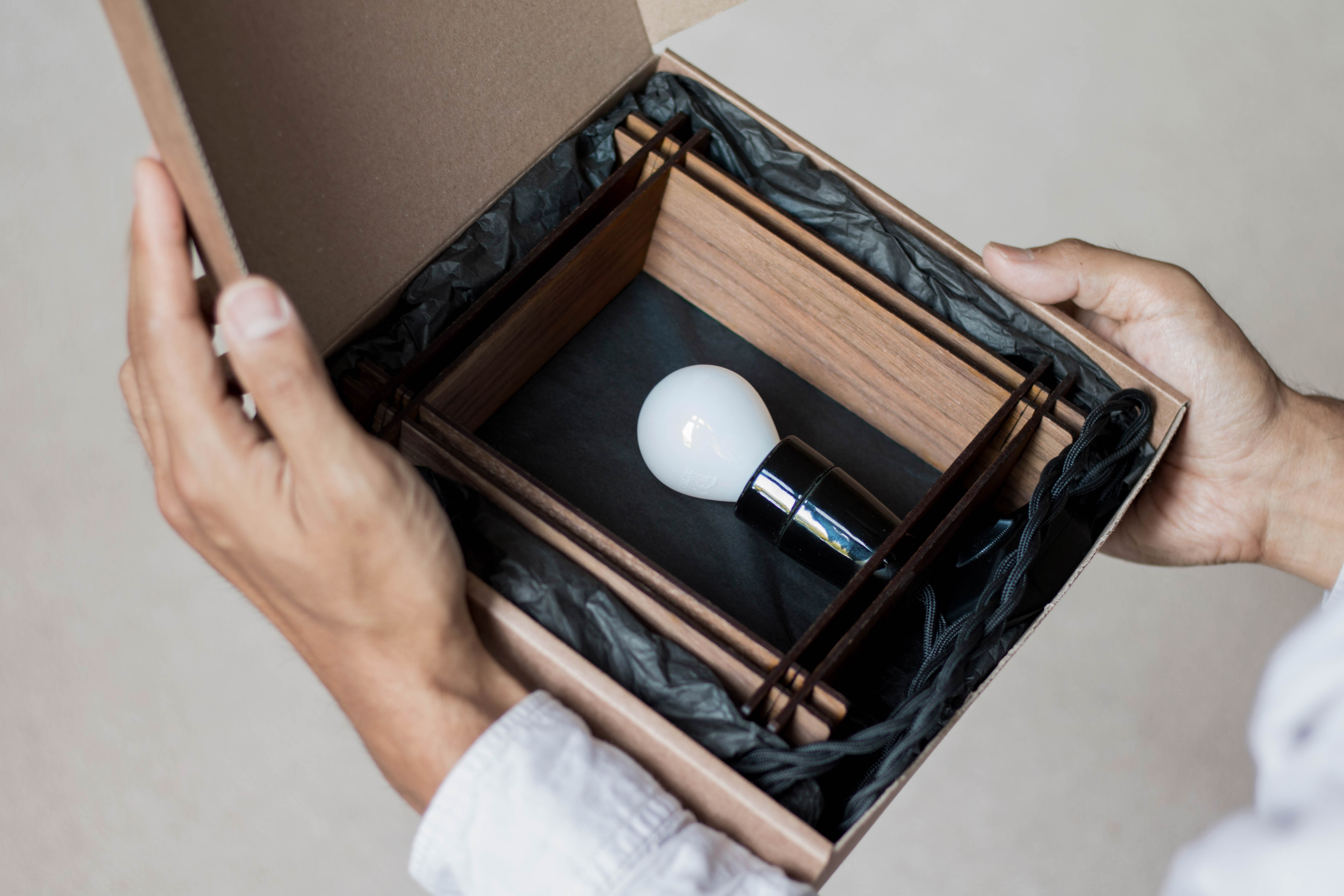 #LAMP Nr. 1 vierkant walnoot  - minimalistische dimbare tafellamp